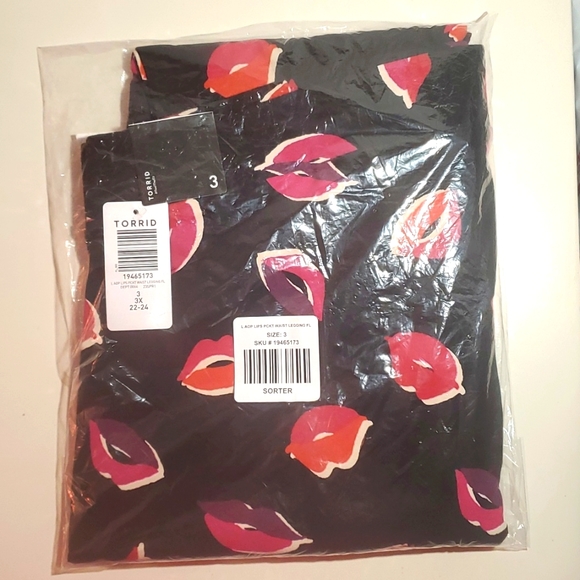 ❤NWT VINTAGE TORRIID LEGGING LIPS PRINT - FULL LENGTH COMFORT WAIST - PLUS SIZE - Picture 4 of 7
